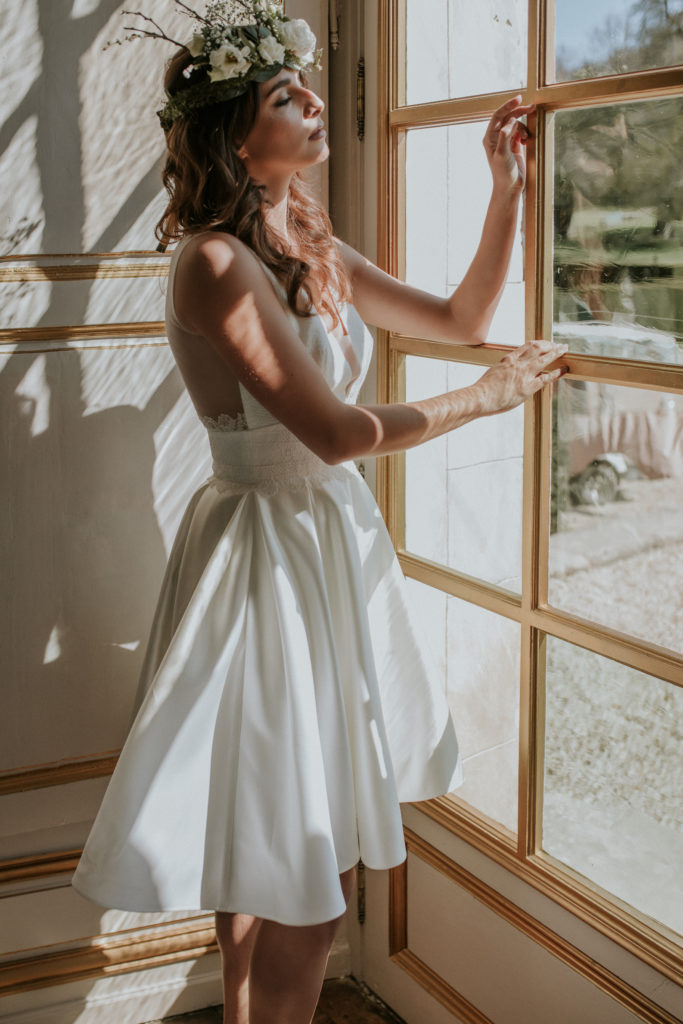 femme avec une robe de mariée courte