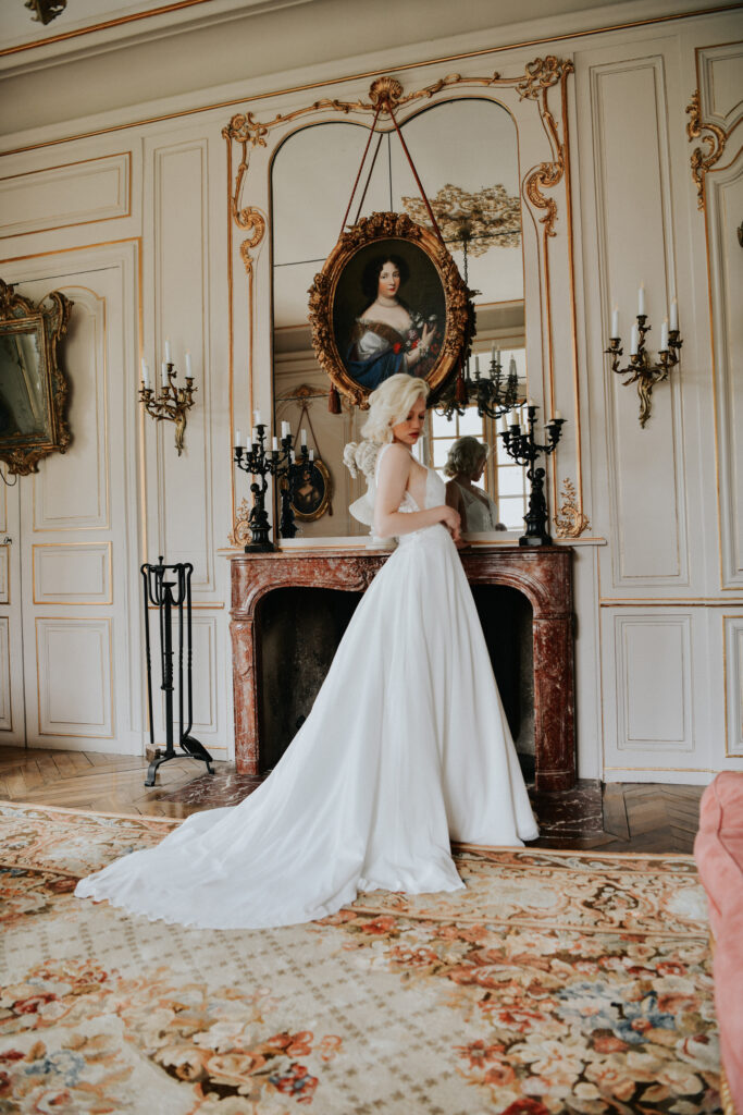 femme avec une robe de mariée brillante au château de Vallery