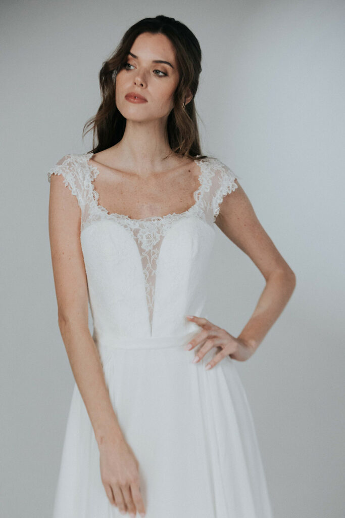 femme dans une robe de mariée bohème chic